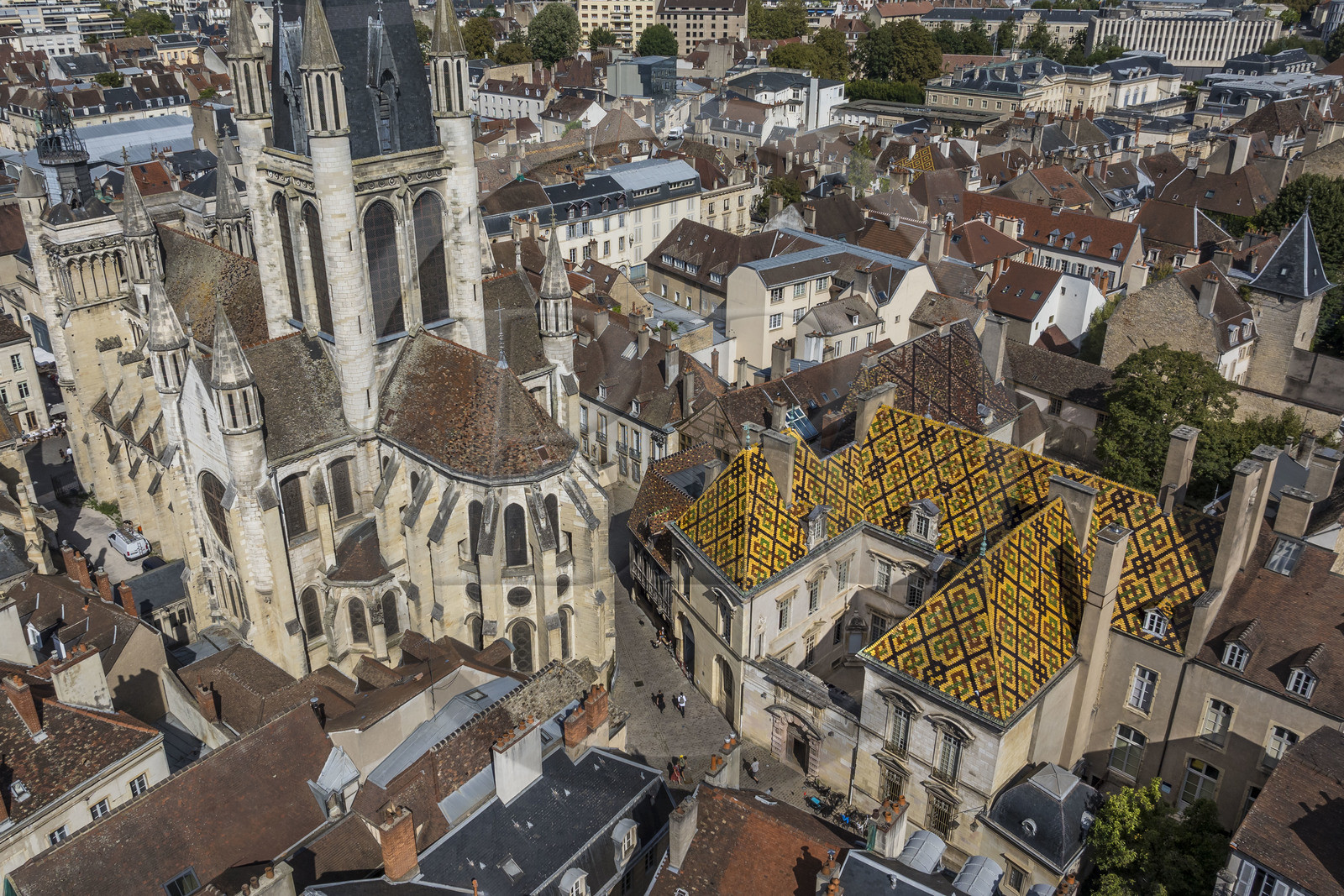 France, Côte-d'Or (21), Dijon, zone classée Patrimoine Mondial de l'UNESCO, toit coloré en tuiles vernissées de l'Hotel de Vogüé et l'église Notre-Dame de Dijon (vue aérienne)