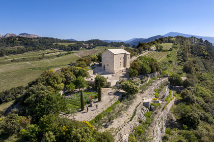 France, Vaucluse (84), Dentelles de Montmirail, Beaumes-de-Venise, randonneurs rejoignant la chapelle Saint-Hilaire dont l'implantation date du VIe siècle sur le plateau des Courens et le Mont Ventoux en arrière plan (vue aérienne)