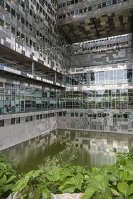 France, Hérault (34), Montpellier,  quartier de Port Marianne, l'Hotel de Ville conçu par les architectes Jean Nouvel et François Fontès, patio entre eau et ciel