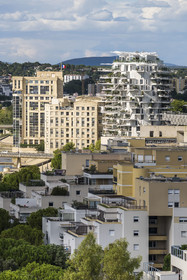 France, Hérault (34), Montpellier, quartier Richter, les rives du Lez, l'Hotel de Région de l'architecte catalan Ricardo Bofill à gauche et l'immeuble L'Arbre Blanc de l'architecte japonais Sou Fujimoto à droite en arrière plan