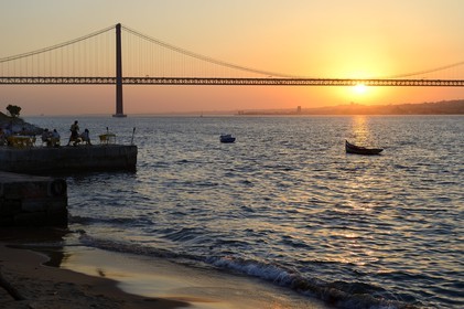 Portugal, région de Lisbonne, commune d'Almada au lieu dit Ponto Final sur la rive sud du Tage, le pont du 25 de Abril