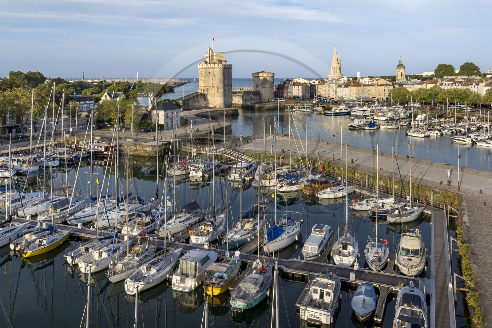 France, Charente-Maritime (17), La Rochelle, la Tour Saint-Nicolas à gauche et la Tour de la Chaîne à droite protègent l'entrée du Vieux Port, le bassin à flot au premier plan et la tour de la Lanterne en arrière plan (vue aérienne)