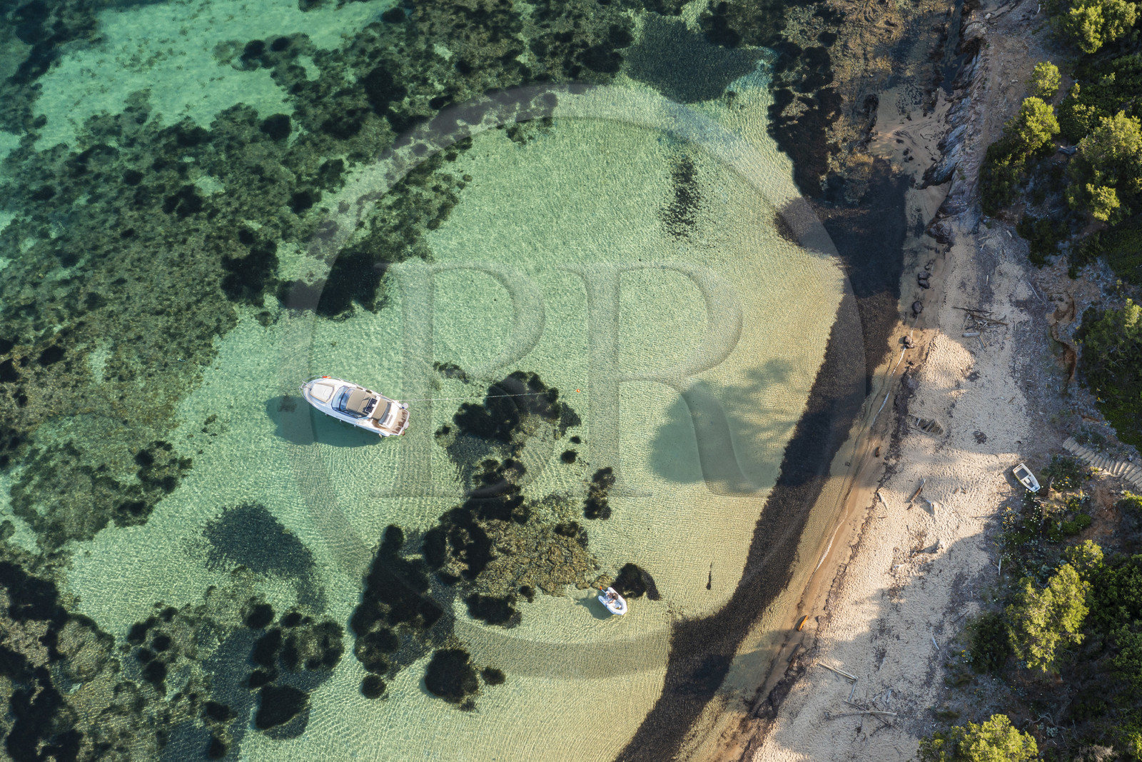 France, Var (83), Iles d'Hyères, parc national de Port Cros, Ile de Porquerolles, la plage Notre-Dame dans la Baie de l'Alycastre (vue aérienne)