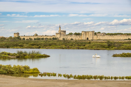 France, Gard (30), Aigues-Mortes, la ville médiévale entourée par ses remparts en bordure des marais salants (Salins du Midi)