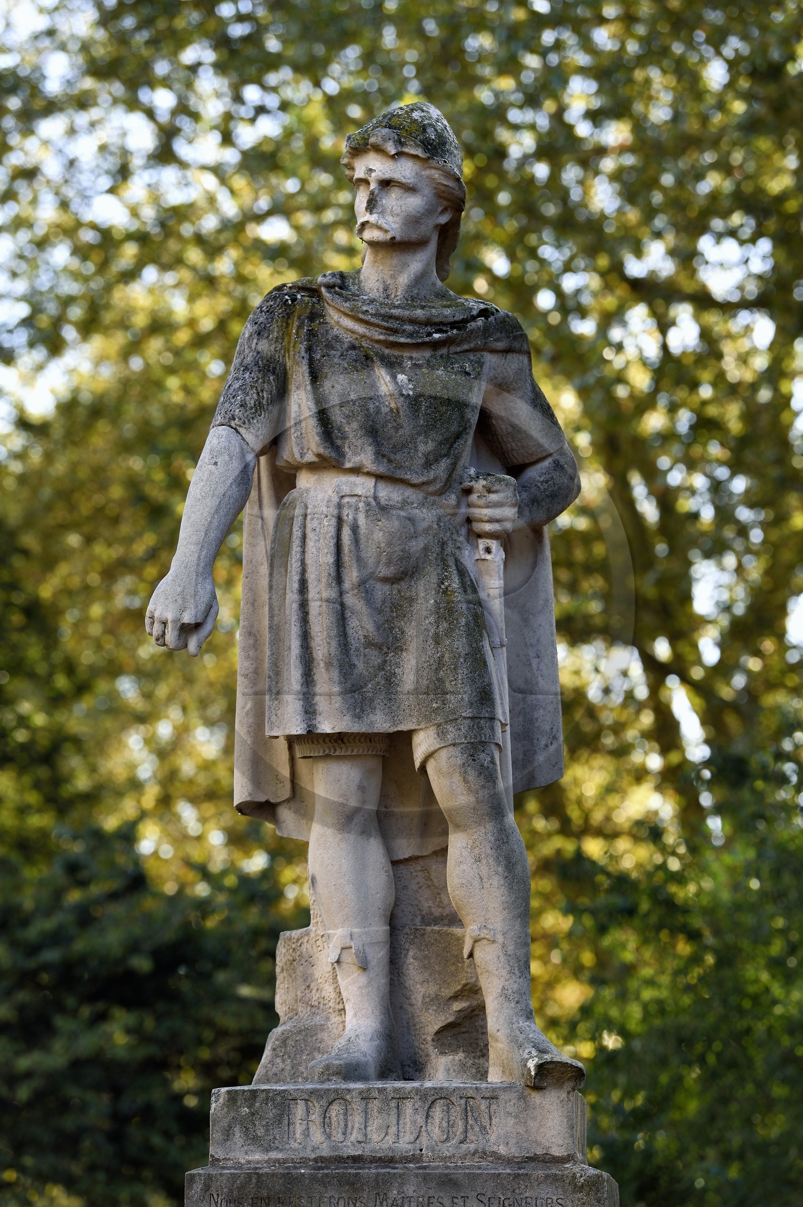 France, Seine-Maritime (76), Rouen, jardins de l'abbatiale Saint-Ouen, statue de Rollon, le chef viking à l'origine du duché de Normandie, par le sculpteur Arsène Letellier