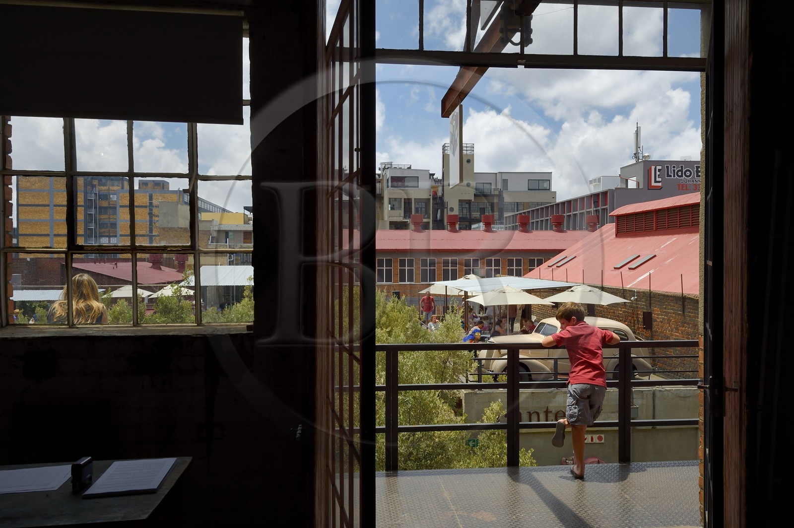 Afrique du Sud, province de Gauteng, Johannesburg, quartier de Maboneng, Arts on Main, lieu culturel dans un ancien entrepôt rénové qui a été construit à l'origine en 1911, mélangeant galeries d'art, librairies, restaurants et boutiques à la mode