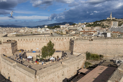 France, Bouches-du-Rhône (13), Marseille, Citadelle de Marseille (Fort Saint-Nicolas, le haut fort appelé fort d’Entrecasteaux) et la basilique Notre Dame de la Garde en arrière plan, concert dans la partie haute pendant le Au Large Festival (vue aérienne)
