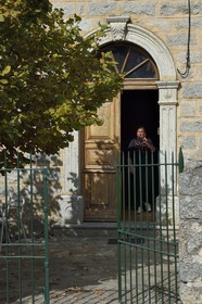 France, Corse-du-Sud (2A), Vallée du Prunelli, Bastelica, entrée d'une maison traditionnelle