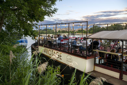 France, Vaucluse (84), Avignon, le Vinotage, bar à vin installé sur une péniche sur le Rhône face au Palais des Papes, classés Patrimoine mondial de l'UNESCO