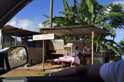 Caraïbes, Ile de la Dominique, Salybia, Territoire Kalinago unique réserve amérindienne de l'archipel des Antilles, petit commerce amérindien en bordure de route