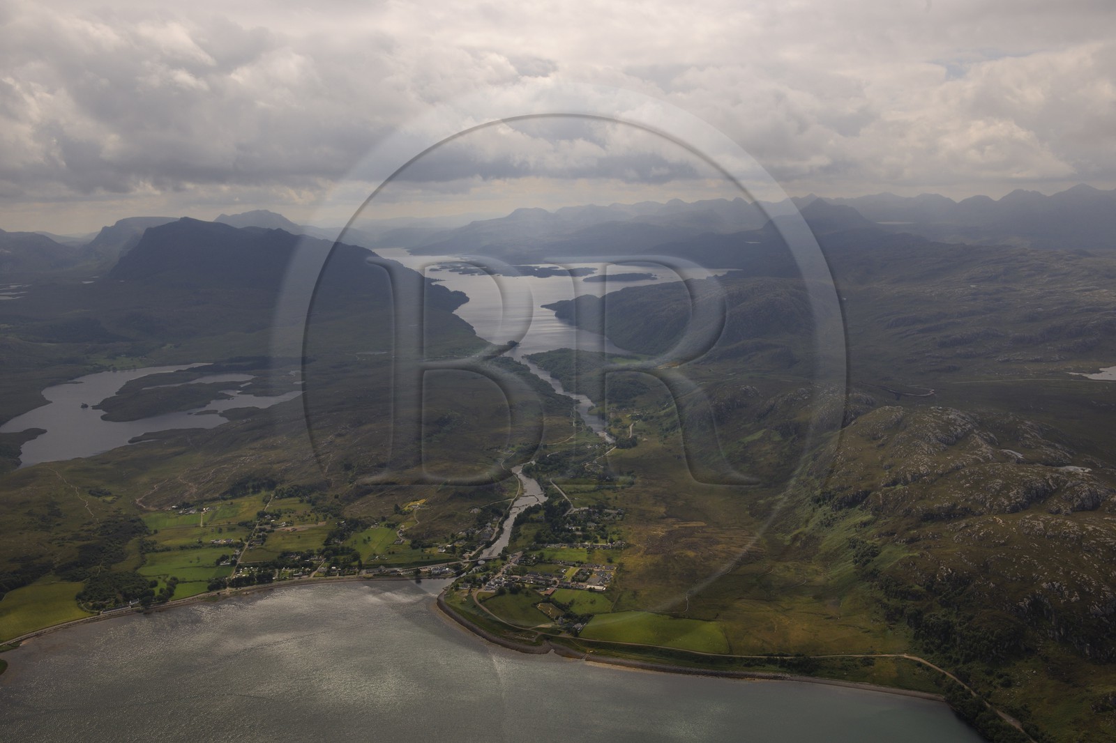 Royaume-Uni, Ecosse, Highland, le village de Poolewe dans le Loch Ewe à la sortie du Loch Maree (vue aérienne)