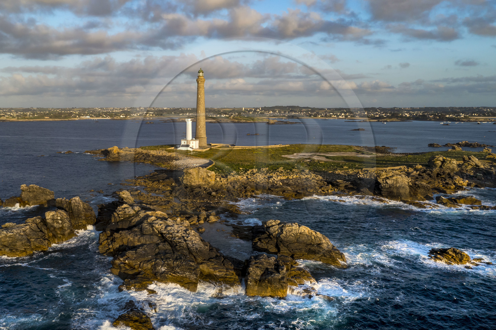 France, Finistère (29), Pays des Abers, Ile Vierge dans l'archipel de Lilia, le phare de l'Ile Vierge, le plus haut phare d'Europe avec 82,5 mètres, et l'ancien phare de 1845 (vue aérienne)