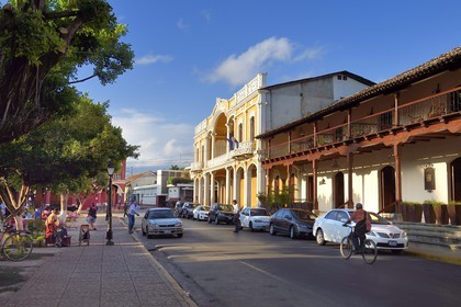 Nicaragua, Granada, maisons coloniales sur le Parque Central (Parque Colon), l'Hotel Colon sur la droite