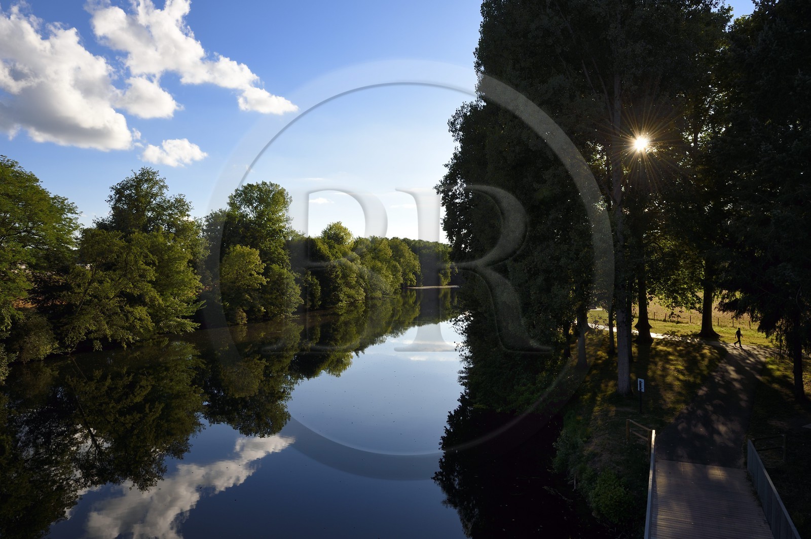 France, Dordogne (24), Périgord Blanc, Trélissac, la rivière L'Isle en bordure de la Véloroute
