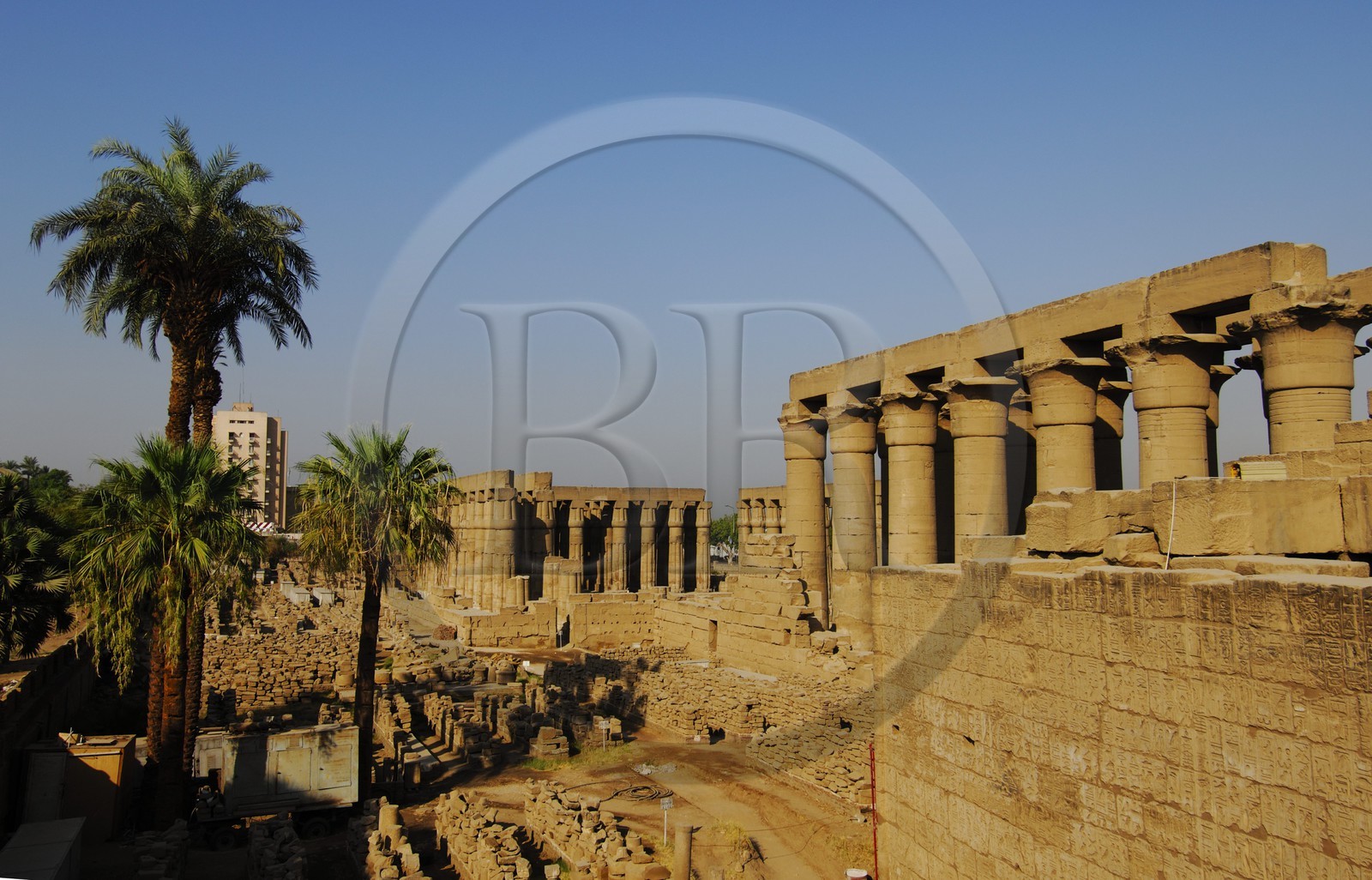 Egypte, Haute Egypte, vallée du Nil, temple de Louxor classé Patrimoine Mondial de l'UNESCO, collonade