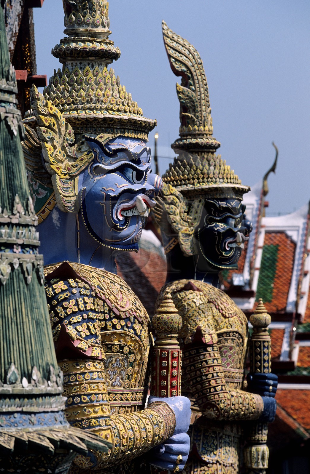 Thaïlande, Bangkok, Wat Phra Kaew situé dans l'enceinte du Palais Royal, statues monumentales et fantasmagoriques gardant les portes