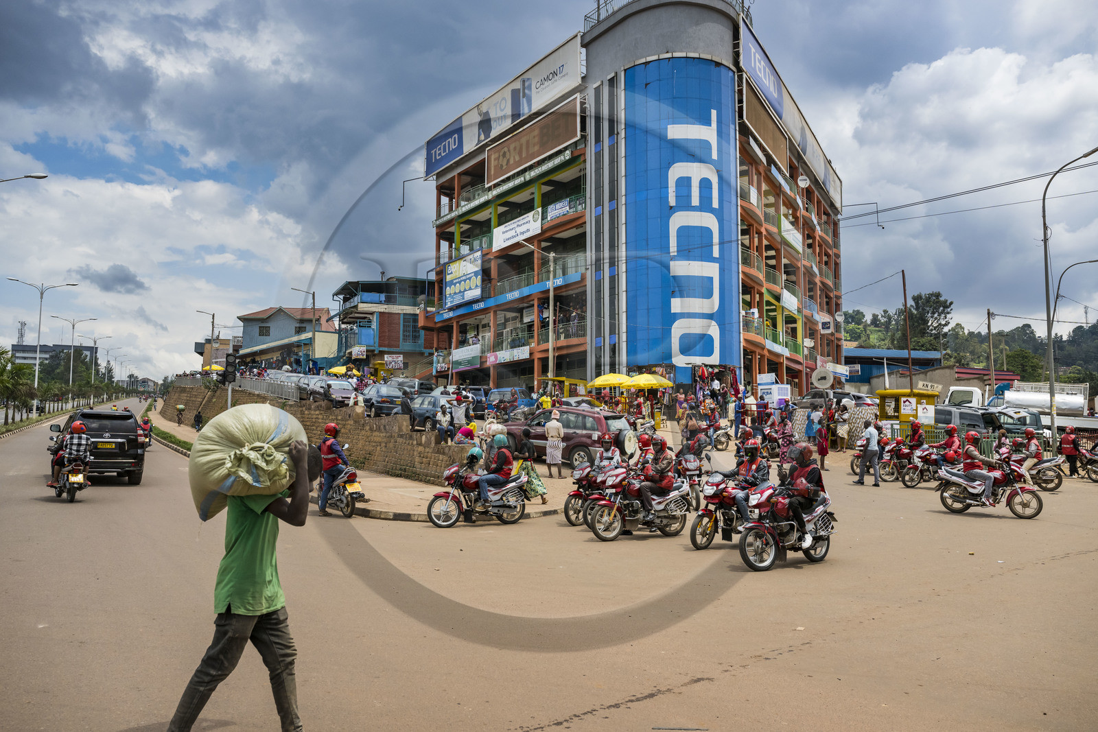 Rwanda, Kigali, , moto taxi attendant le client