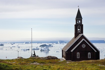 Groenland, cote ouest, baie de Disko, Ilulissat, église de Sion construite à la fin du XVIIIe siècle et icebergs en arrière plan