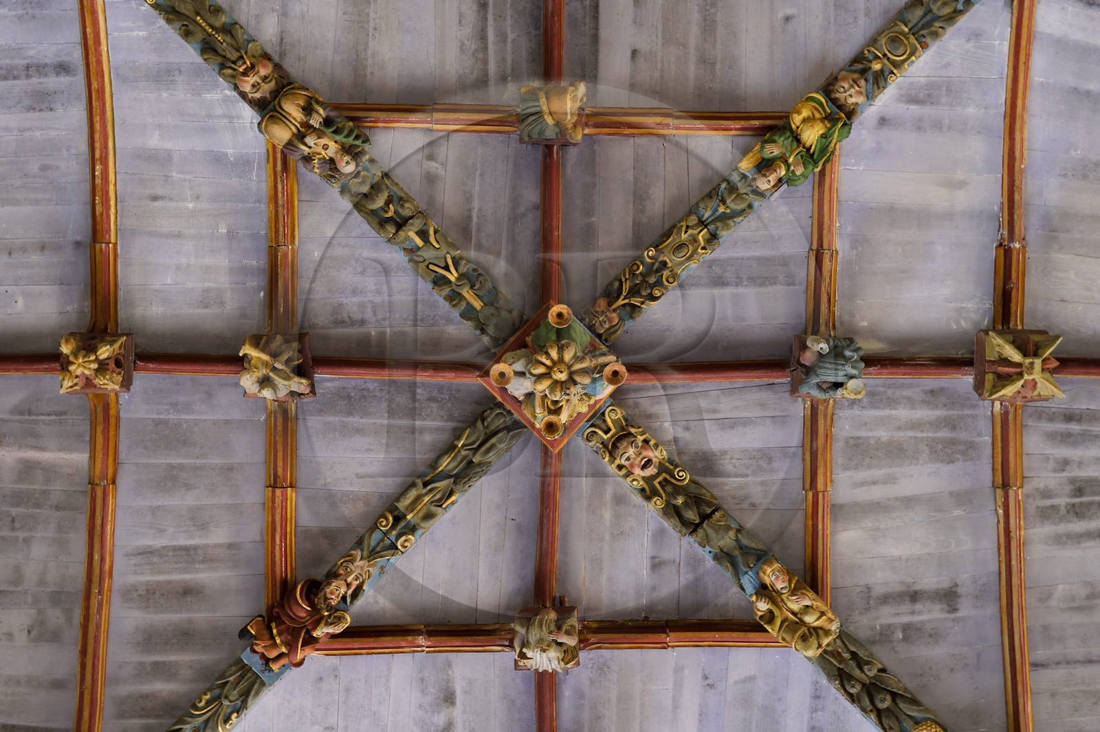 France, Finistère (29), église de Pleyben, sculptures peintes en bois sur la sablière décorant la voûte (16ème siècle)
