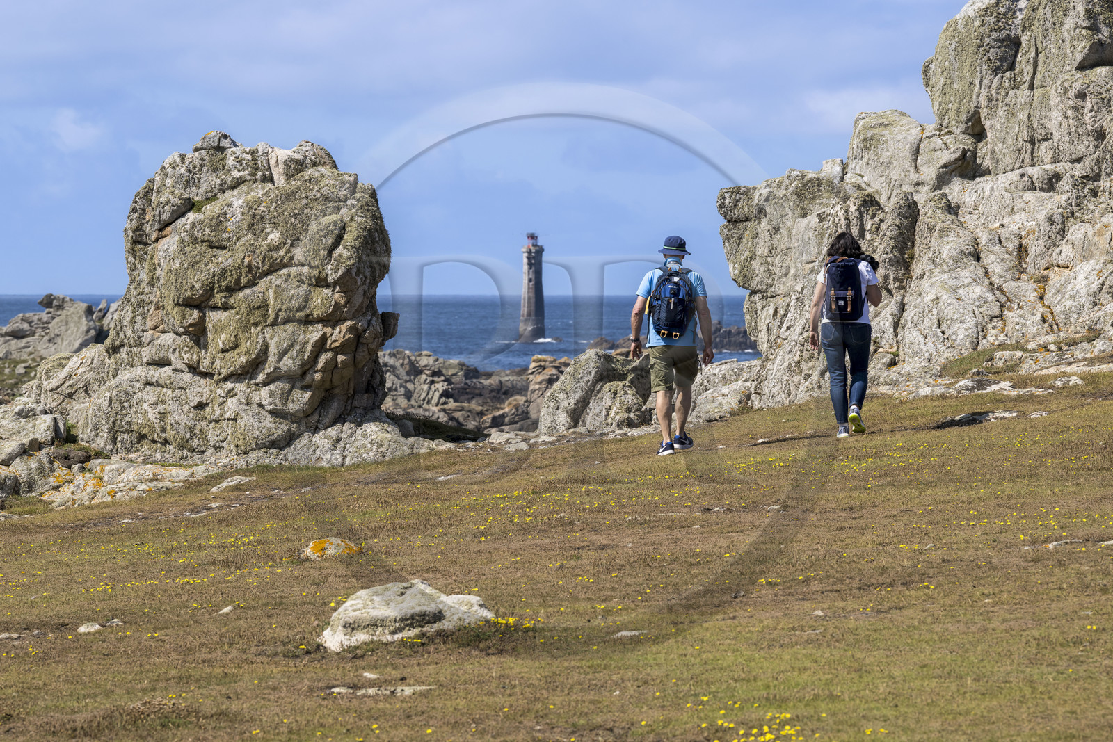 France, Finistère (29), Mer d'Iroise, Ile d'Ouessant, rochers façonnés par les tempêtes au pied du phare du Créac’h, le phare de Nividic sur la Pointe de Pern en arrière plan