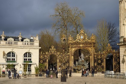 France, Meurthe-et-Moselle (54), Nancy, place Stanislas (ancienne Place Royale) lors de la fête de la Saint-Nicolas, classée Patrimoine Mondial de l'UNESCO, fontaine d'Amphitrite et grille en feuille d'or de Jean Lamour
