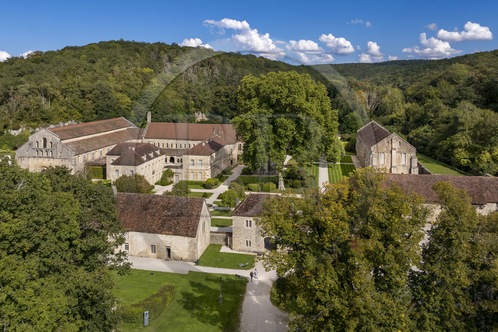 France, Côte-d'Or (21), Marmagne, l'abbaye cistercienne de Fontenay fondée en 1118, classée au Patrimoine Mondial de l'UNESCO (vue aérienne)