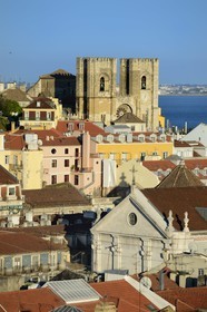 Portugal, Lisbonne, vue sur le quartier de la Baixa depuis le elevador (ascenseur) de Santa Justa et la cathédrale Sé Patriarcal dans le quartier de l'Alfama, en arrière plan le Tage