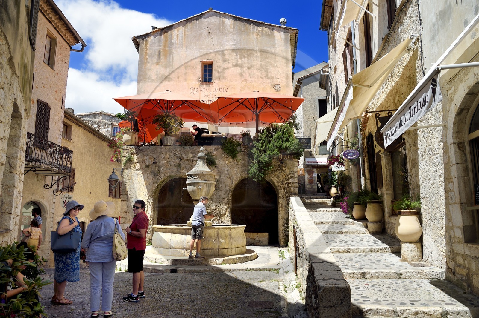 France, Alpes-Maritimes (06), Saint Paul de Vence, la Grande Fontaine au coeur du village