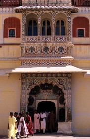 Inde, état du Rajasthan, Jaipur, le City Palace, Une des portes donnant sur la cour de Pritam Chowk