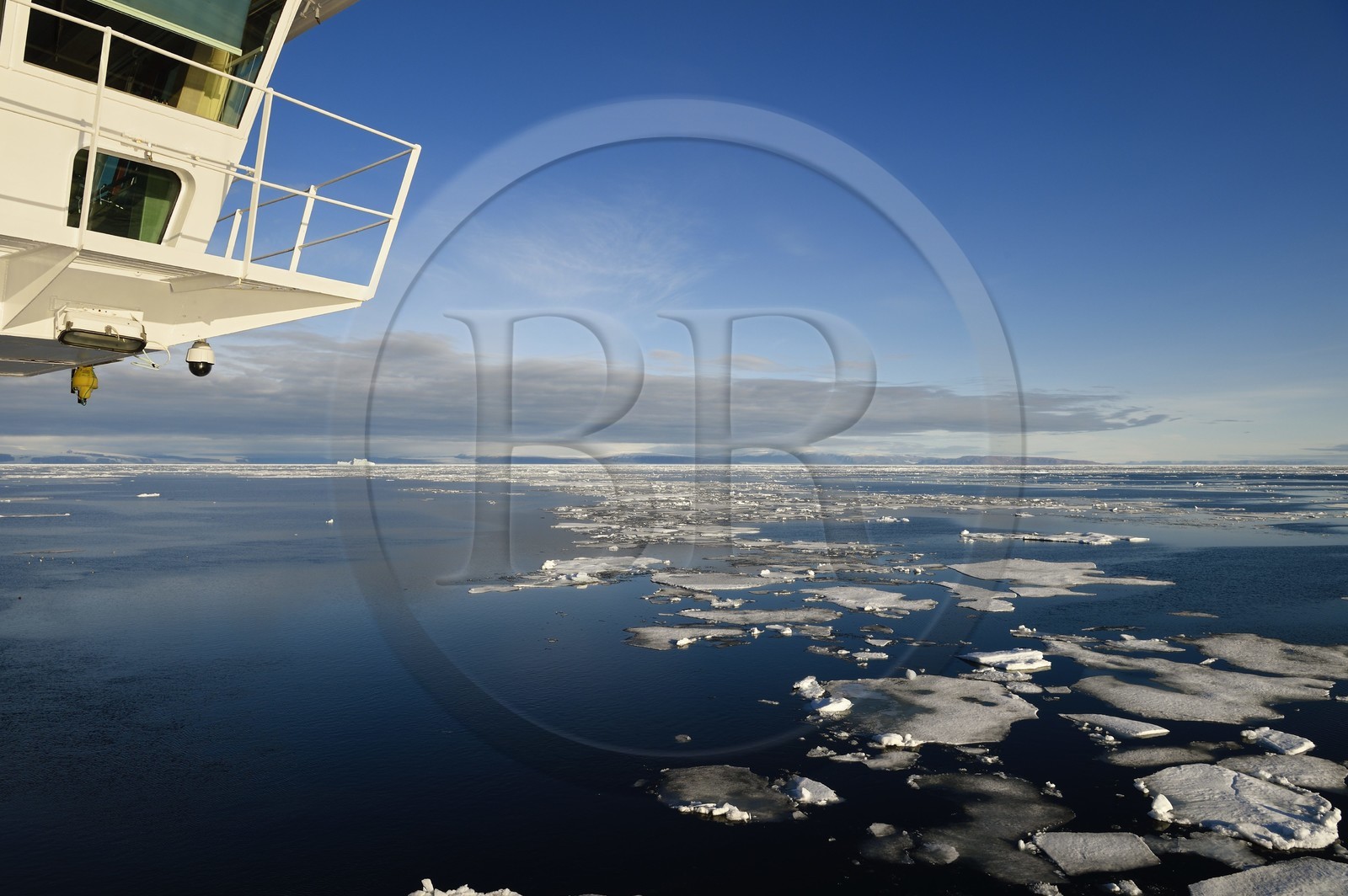Groenland, cote Nord-Ouest, Smith sound au nord de la baie de Baffin, le bateau de croisière MS Fram de la compagnie Hurtigruten progressant entre les blocs de glace de la banquise, la côte canadienne de l'ile d'Ellesmere en arrière plan