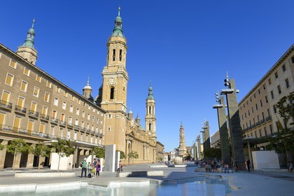 Spain, Aragon, Zaragoza, Plaza del Pilar, Basilica del Pilar (Our Lady of Pilar) and La Seo, San Salvador Cathedral in the background