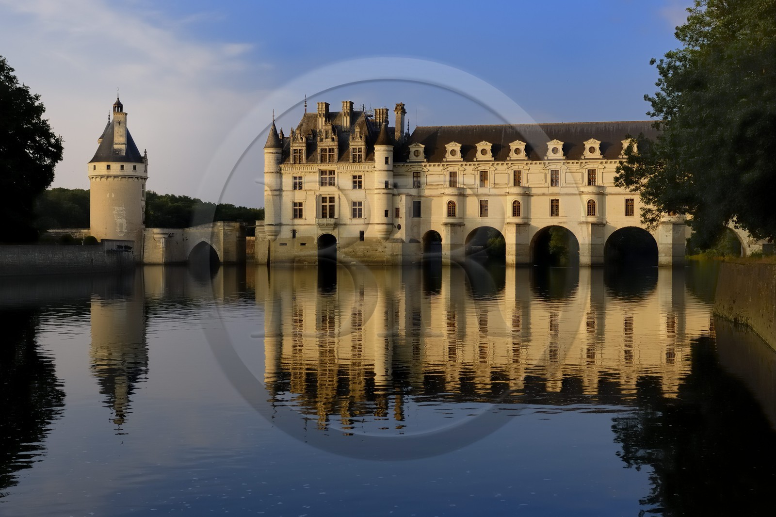France, Indre-et-Loire (37), château de Chenonceau de style Renaissance qui enjambe le Cher, édifié de 1513 à 1521 et la tour des Marques France, Indre-et-Loire (37), château de Chenonceau de style Renaissance qui enjambe le Cher, édifié de 1513 à 1521 et la tour des Marques
