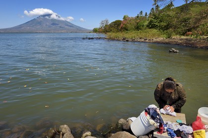 Nicaragua, Ile d'Ometepe sur le lac Nicaragua, village de Merida, femme faisant sa lessive dans le lac et le volcan Conception (1610 m) en arrière plan