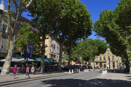 France, Bouches du Rhone, Aix en Provence, Cours Mirabeau and statue of King Rene