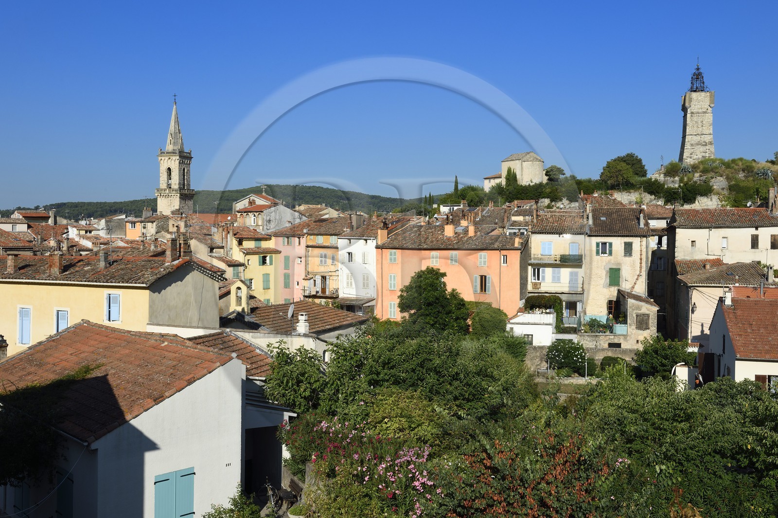 France, Var (83), Draguignan, la tour de l'Horloge et l'église Saint Michel dans la vieille ville