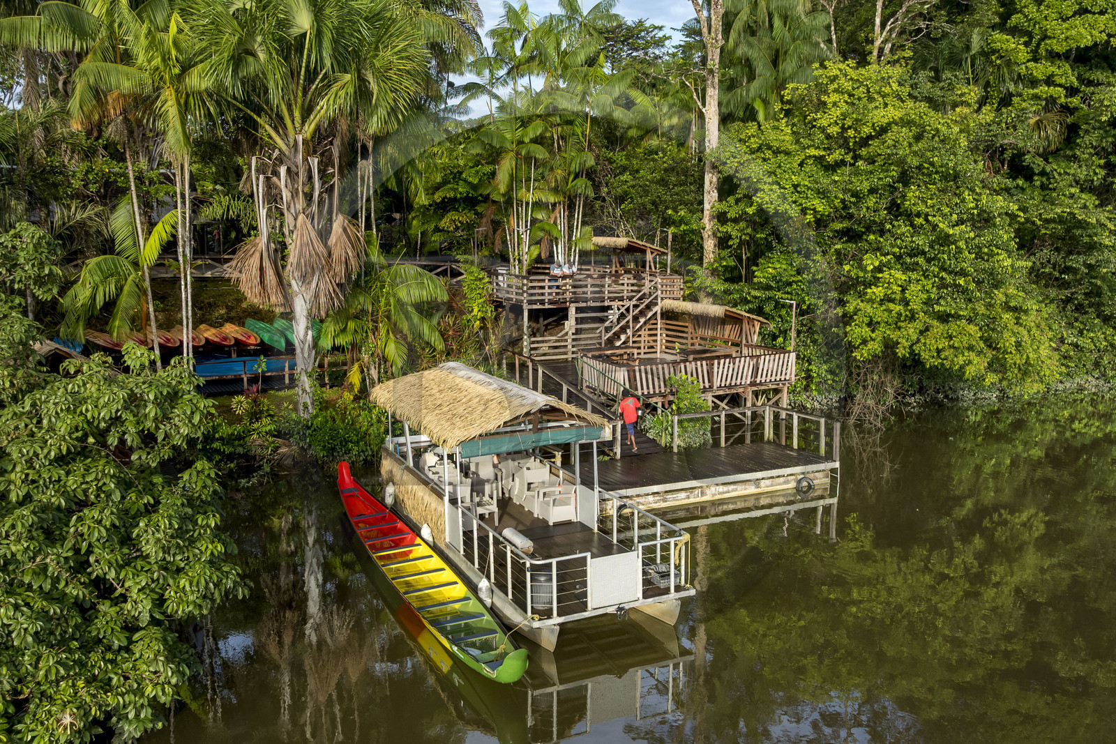 France, Guyane, Kourou, le carbet du Camp Maripas en bordure du fleuve Kourou (vue aérienne)