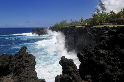 France, Ile de la Reunion, côte sud, Saint-Philippe, le Cap Méchant est situé le long d'une côte déchiquetée de roche volcanique frappée par la houle et typique de la région appelée Sud sauvage