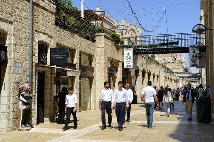 Israel, Jerusalem, centre commercial de luxe de la rue piétonne Mamilla dans la ville moderne, conçu par l'architecte israélien Moshe Safdie
