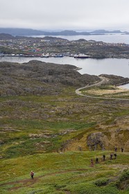 Greenland, central western region, Sisimiut (formerly Holsteinsborg) and Kangerluarsunnguaq Bay, hikers on Palasip Qaqqaa mountain, Præstefjeldet trail