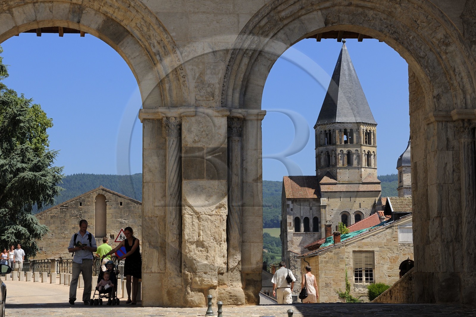 France, Saône et Loire (71), portes d'honneur de l'ancienne abbaye de Cluny, clocher de l'eau bénite
