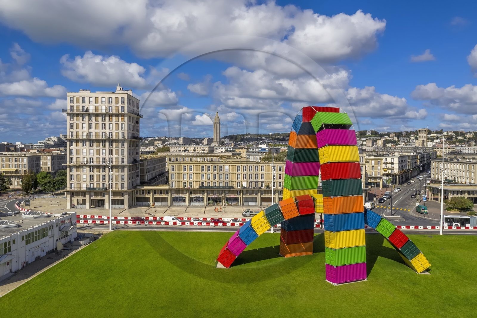 France, Seine-Maritime (76), Le Havre, Centre-ville reconstruit du Havre par Auguste Perret classé Patrimoine Mondial de l'UNESCO, quai de Southampton, Catène de containers oeuvre de Vincent Ganivet (© ADAGP)