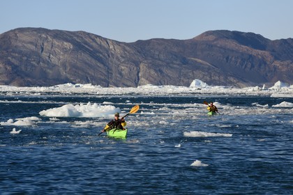 Groenland, cote ouest, baie de Disko, baie de Quervain, kayaks progressant au milieu des icebergs
