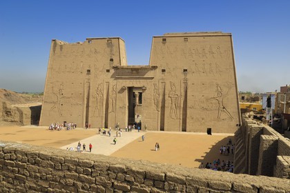 Egypt, Upper Egypt, Nile Valley, Edfu, temple dedicated to Horus God, the entrance pylon