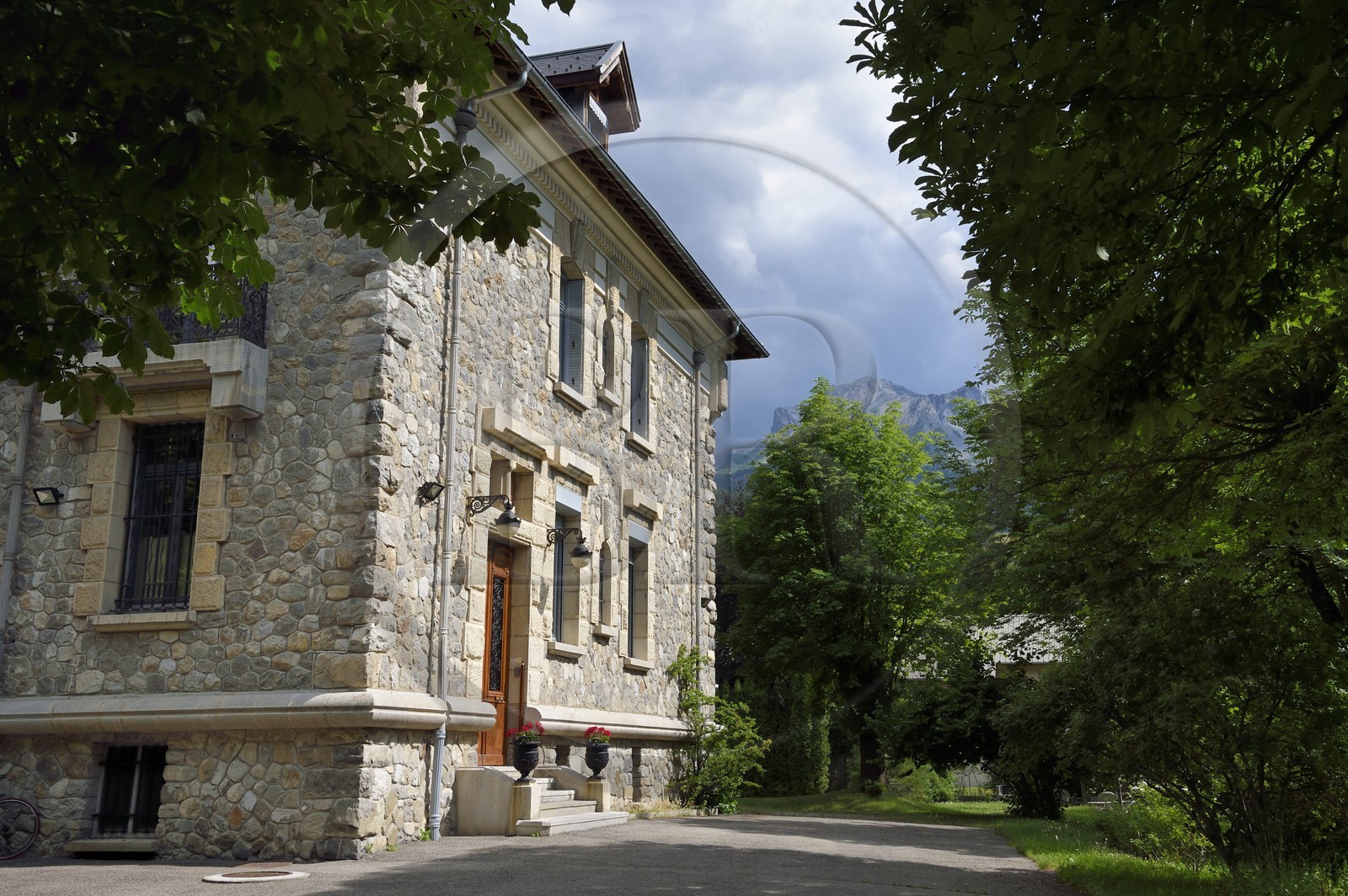 France, Alpes-de-Haute-Provence (04), vallée de l'Ubaye, Barcelonnette, villa mexicaine connue sous le nom de L'Ubayette dans l'allée des Dames, édifiée en 1903 pour Henri Proal ancien négociant à Mexico par l'architecte Georges Debrie et l'ingénieur Georges Pierron qui sont aussi les auteurs du premier magasin de nouveauté français construit à Mexico le Palacio de Hierro, c'est aujourd'hui la sous-préfecture