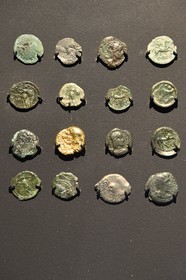 France, Puy-de-Dôme (63), plateau de Gergovie, site historique de la bataille entre les Arvernes et les légions de César en 52 avant Jésus-Christ, Musée Archéologique, présentation de monnaies arvernes datant de la période de la guerre des Gaules