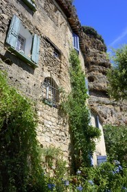 France, Var (83), Provence Verte, Cotignac, habitat troglodytique dans la falaise de tuf de 80 mètres de haut et 400 mètres de large