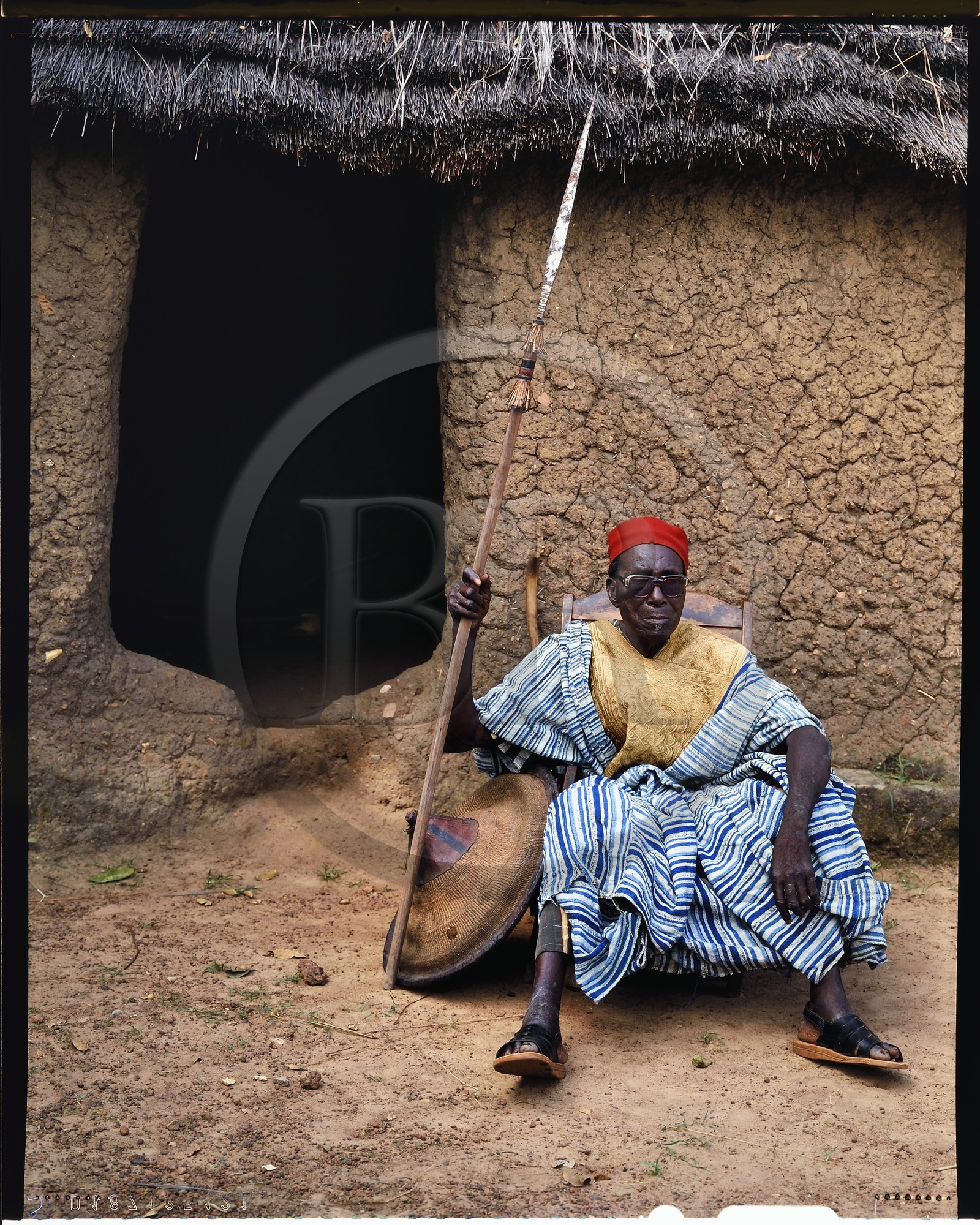 Burkina Faso, province de Poni, pays des Lobi, région de Loropéni, le roi des Gans (aujourd'hui décédé) au village de Obire, il pose ici dans son costume d'apparat à fil d'or mais sans son cheval qui est mort dix ans avant et qu'il n'a pas eu les moyens de remplacer