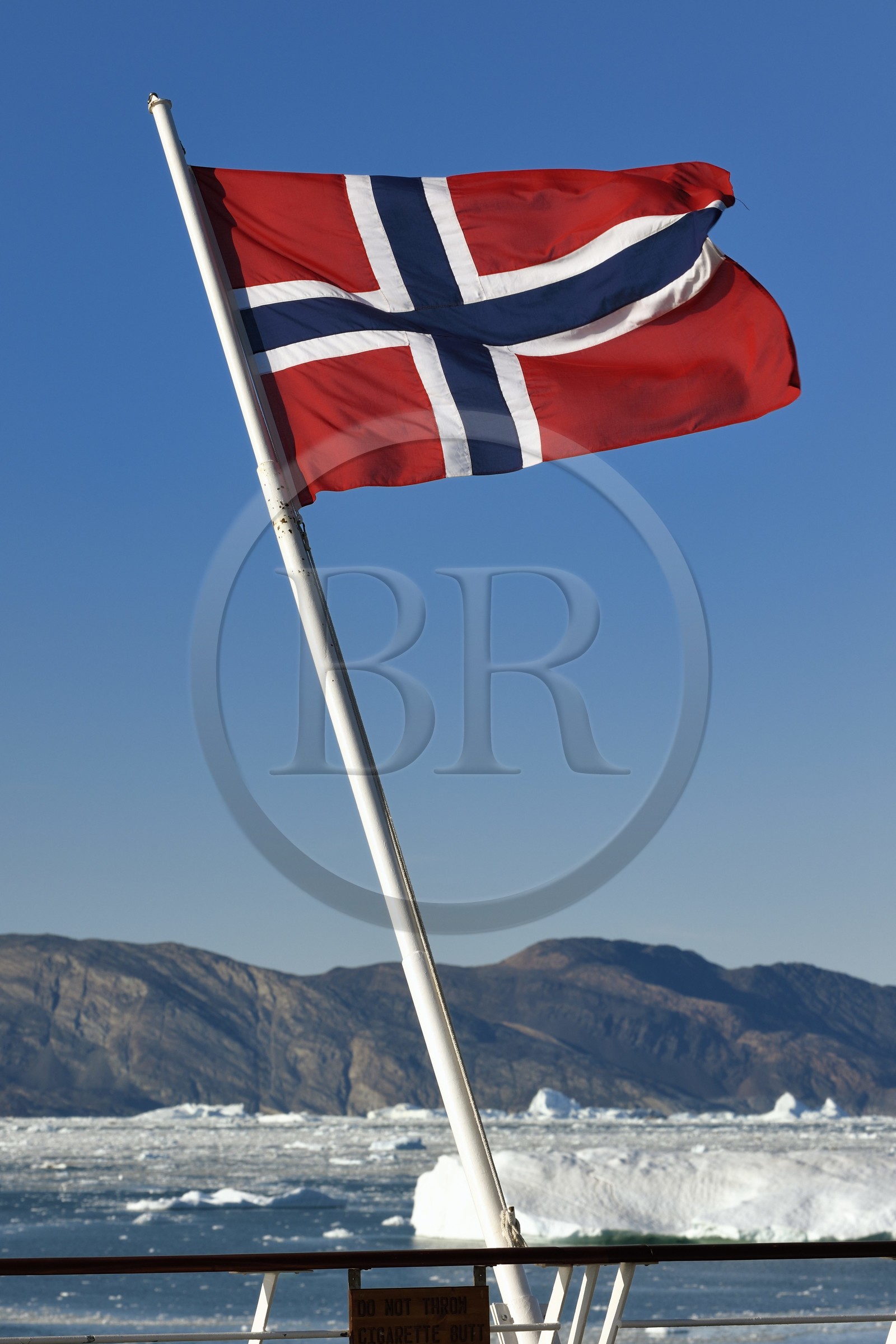 Groenland, cote ouest, baie de Disko, baie de Quervain, drapeau norvégien du bateau de croisière MS Fram de la compagnie Hurtigruten