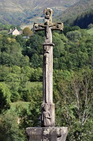 France, Cantal (15), Parc Naturel Régional des Volcans d'Auvergne, Saint-Jacques-des-Blats sur le chemin de Saint-Jacques de Compostelle par la Via Arverna, croix de 1792