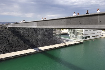France, Bouches-du-Rhône (13), Marseille, passerelle du MuCEM (Musée des civilisations de l'Europe et de la Méditerranée) par les architectes Rudy Ricciotti et R. Carta et La Villa Méditerranée de l'architecte Stefano Boeri en arrière plan